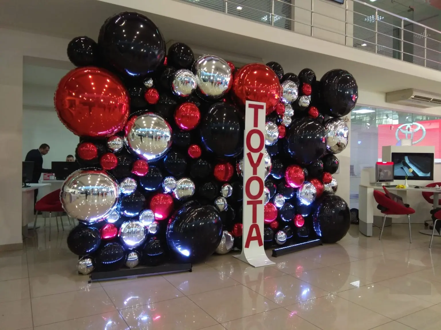 Balloon installations. Shape, rhythm and color